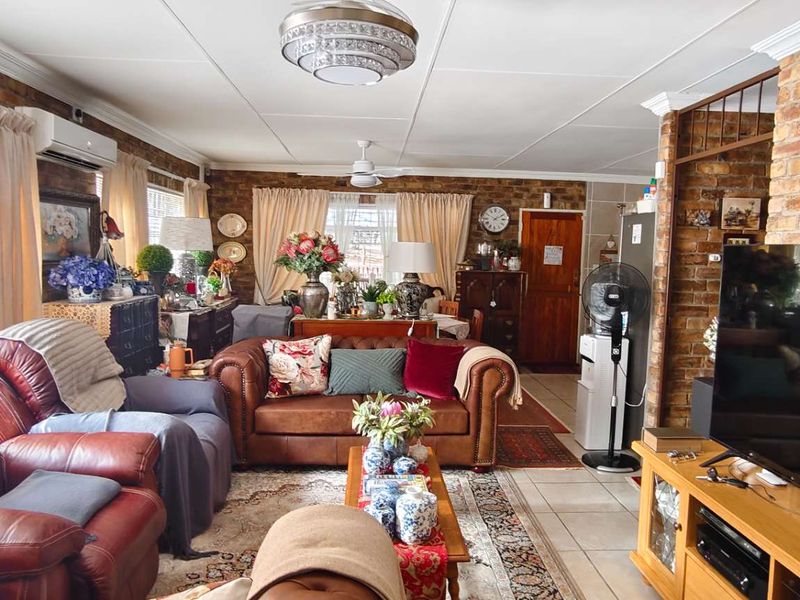 Immaculate and Stylish 2-Bedroom Property in a Secluded Cul-de-Sac - Photo 8