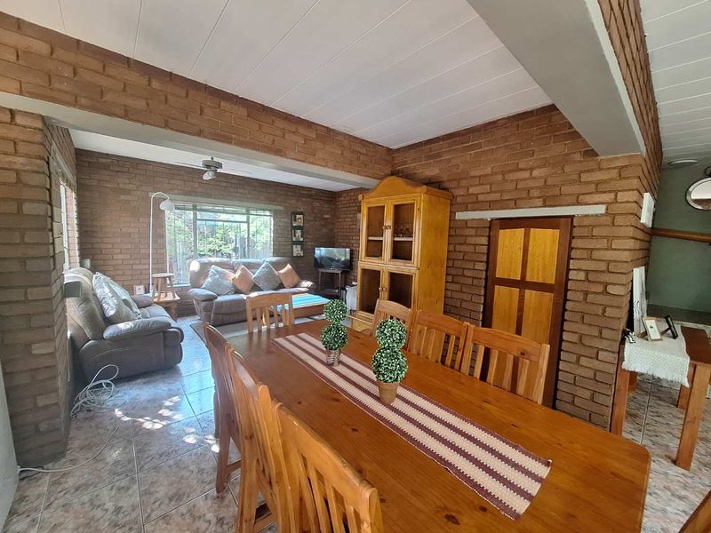 Spacious 4-bed Oasis with Stunning Mountain Views - Photo 3