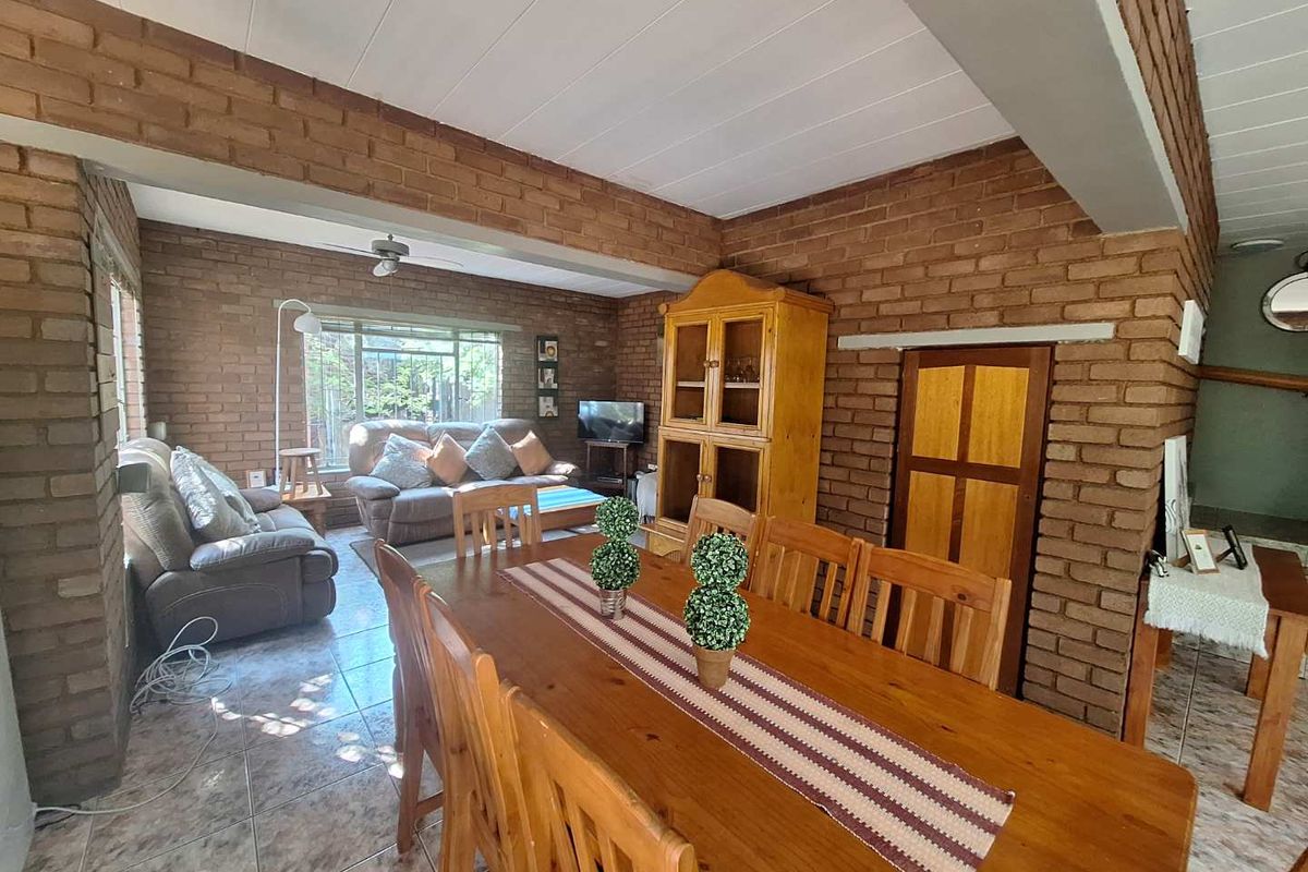 Spacious 4-bed Oasis with Stunning Mountain Views - Photo 3