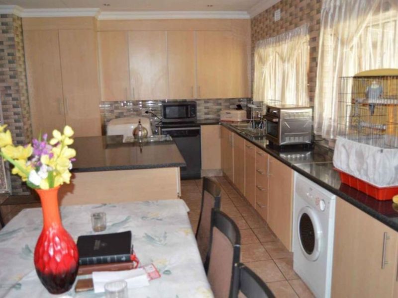 Family Home for Sale with Flatlet - Photo 5