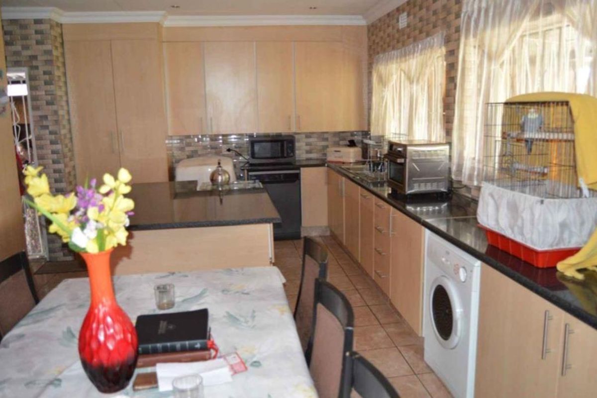 Family Home for Sale with Flatlet - Photo 5