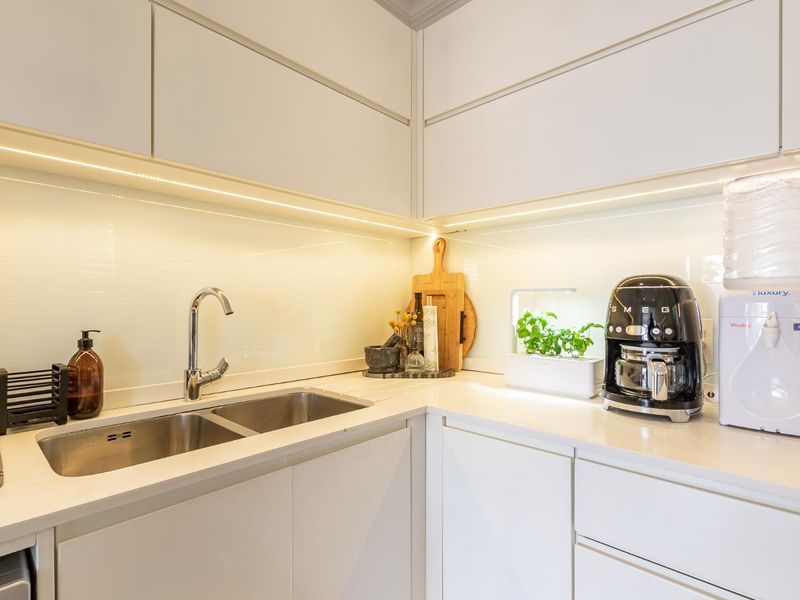 Modern Elegance In Prime Location - Photo 8