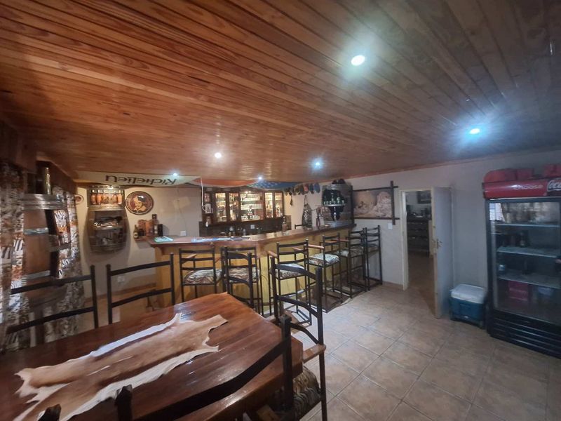 Spacious Home - Entertainer's Dream - Photo 2