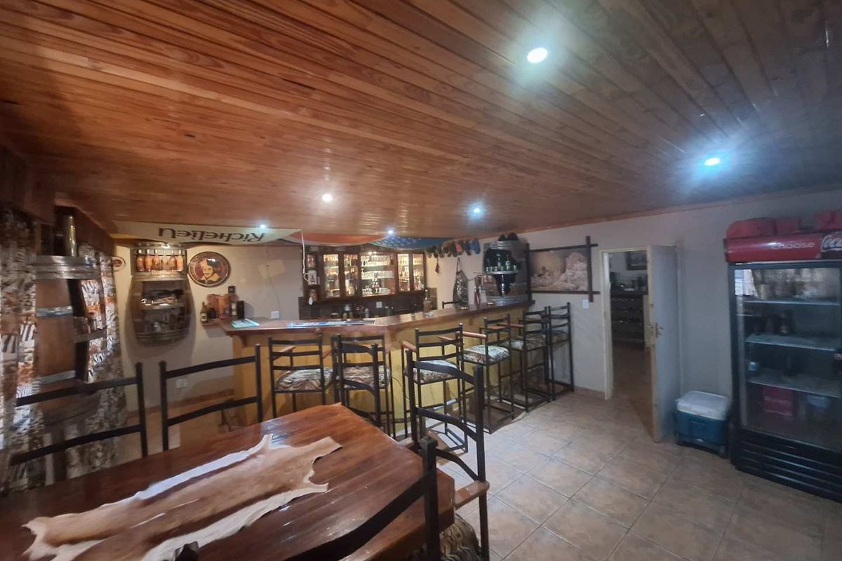 Spacious Home - Entertainer's Dream - Photo 2