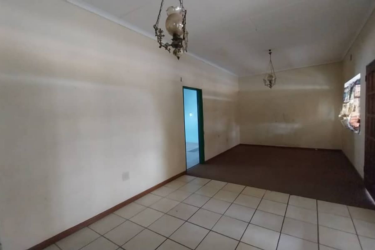 Cozy 3BR, 2BA Home with Garage and Covered Patio - Photo 5