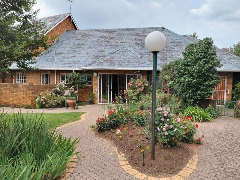 DOWERGLEN/ESSEXWOLD – EXCEPTIONAL HOME FOR THE EXTENDED FAMILY - Photo 2