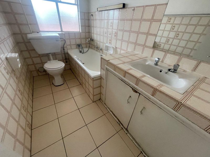 Spacious 2-Bedroom Unit in Prime Location – Move-In Ready! - Photo 7