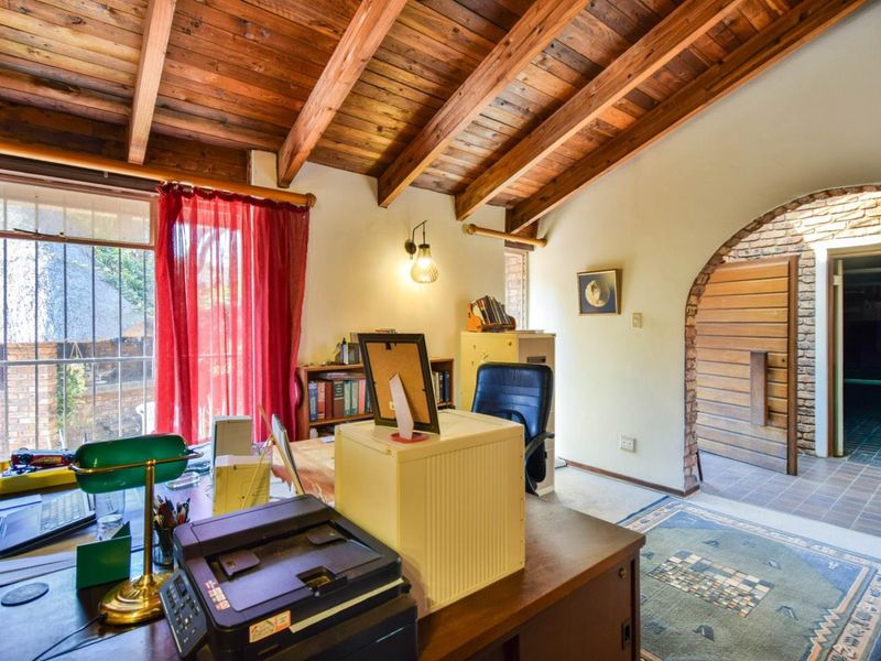 MUCH-LOVED FAMILY HOME IN OLD FAERIE GLEN - Photo 3