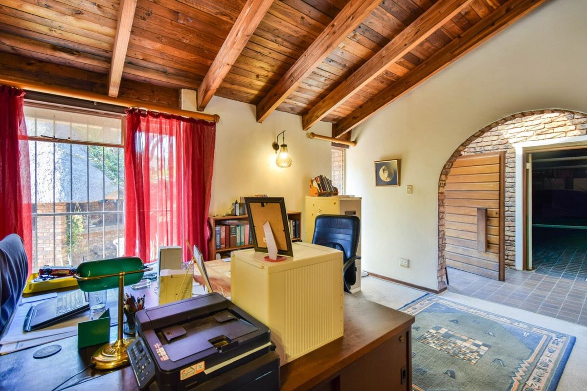 MUCH-LOVED FAMILY HOME IN OLD FAERIE GLEN - Photo 3