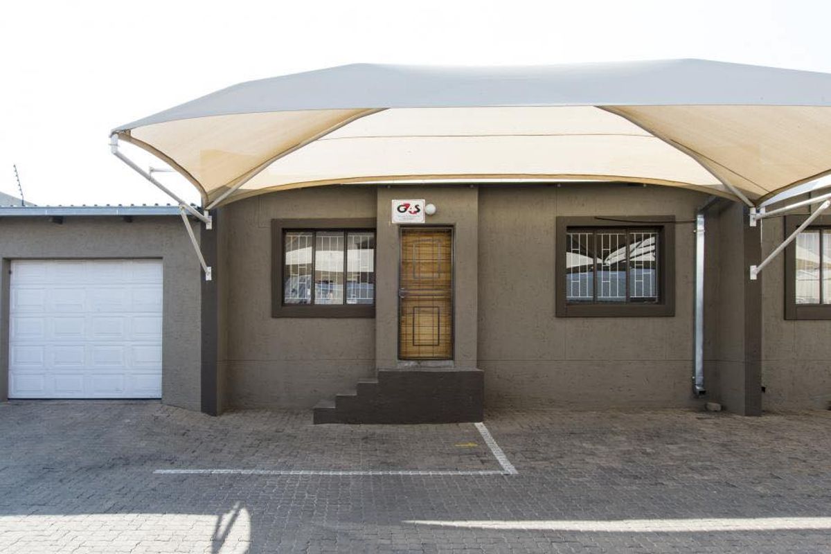 A low-maintenance 2-bedroom apartment-style townhouse in a secure and centrally located Complex. - Photo 2