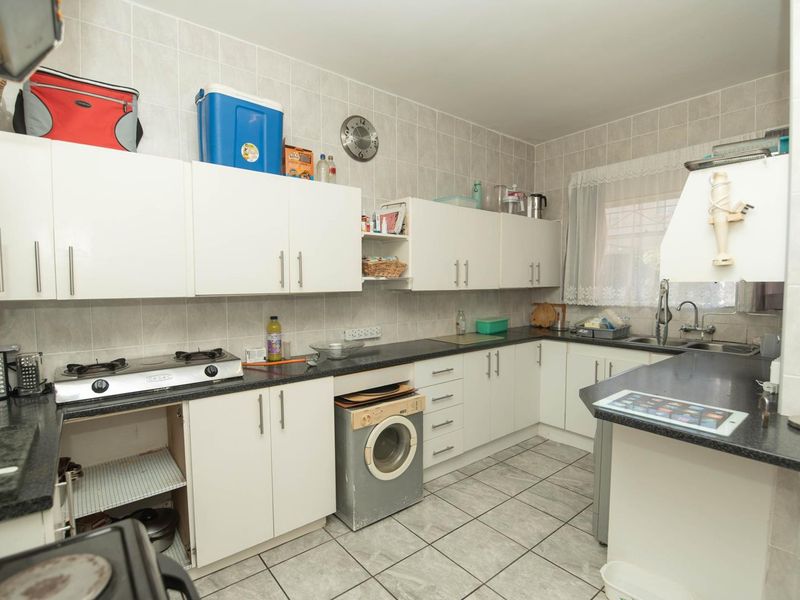 Spacious 3 Bedroom Duplex with Private Garden & Pet-Friendly Living - Photo 9