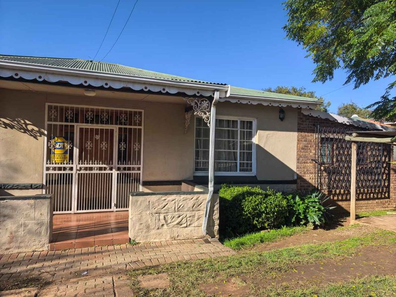Spacious 3-Bedroom Home with 3 Income-Generating Cottages - Photo 1