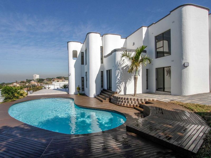 Beautifully renovated 6 bedroom home with breath taking sea views - Photo 2