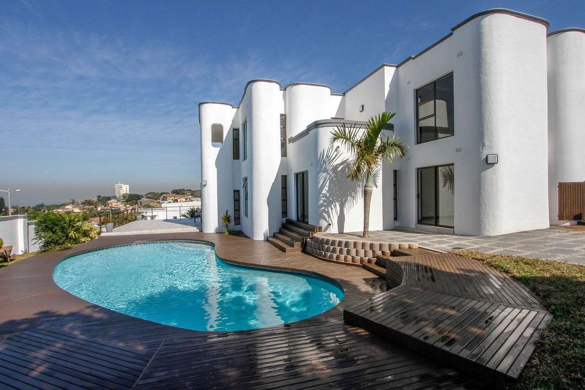 Beautifully renovated 6 bedroom home with breath taking sea views - Photo 2