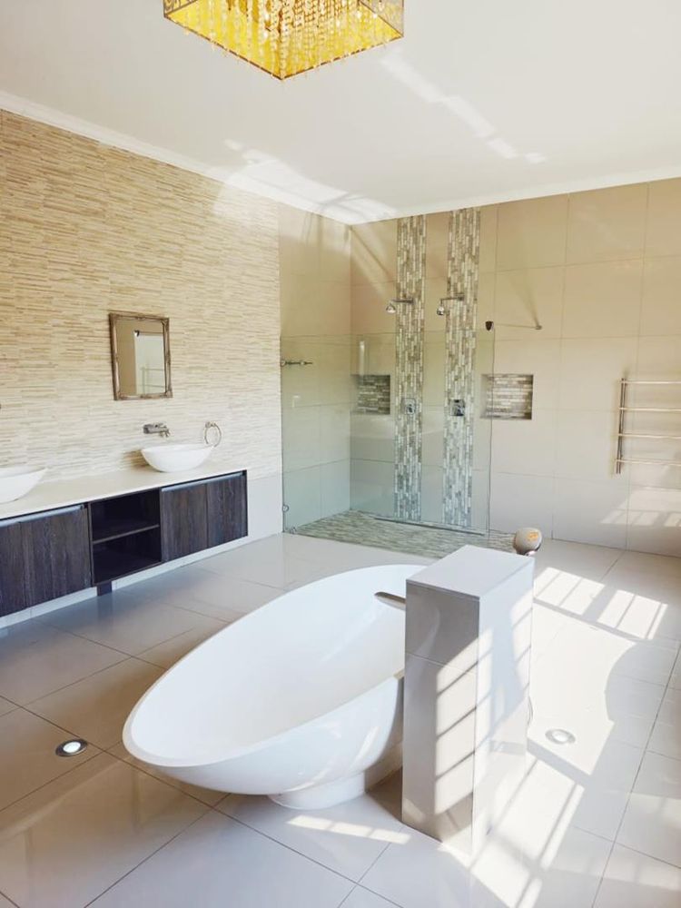 main bedroom en-suit bathroom 