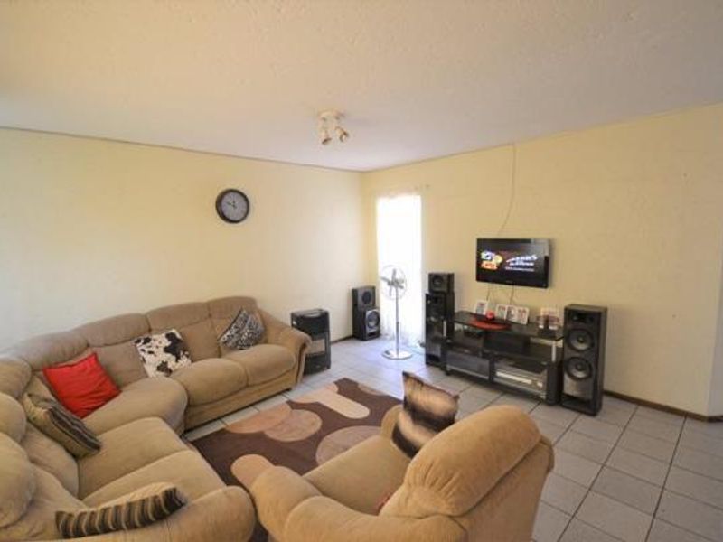 4 x 3 bedroom sectional title townhouses with single lock up garages - Photo 9