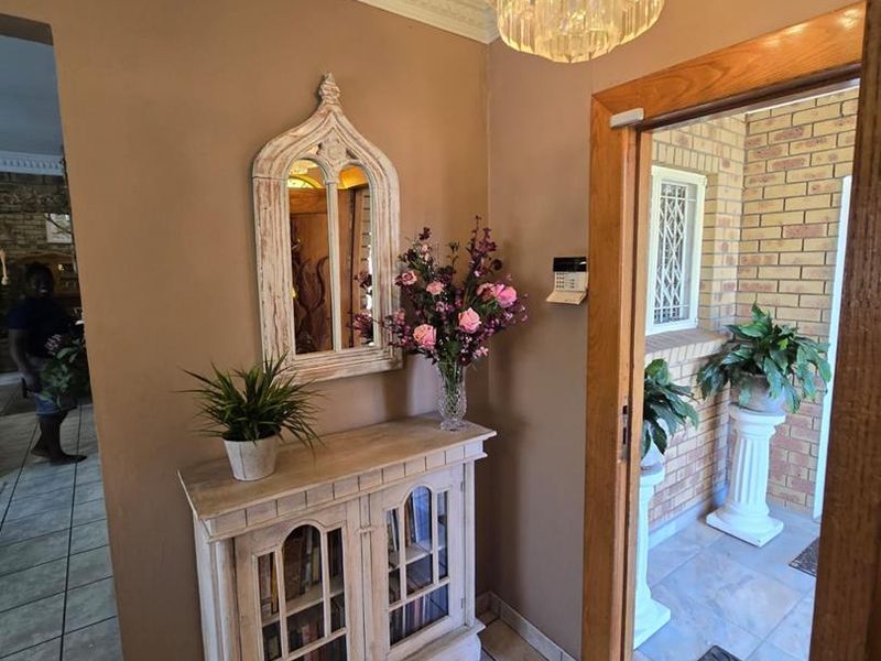 Upmarket 3-bedroom Townhouse in Edleen Ext3 perfect for luxury living - Photo 6