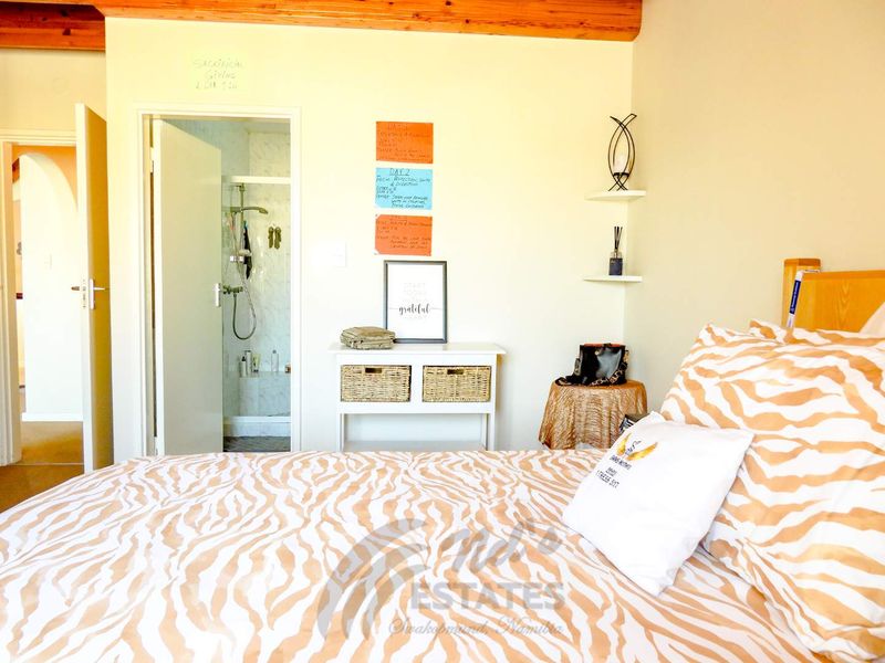 Spacious Duplex Apartment For Sale in Swakpmund Central - Photo 7