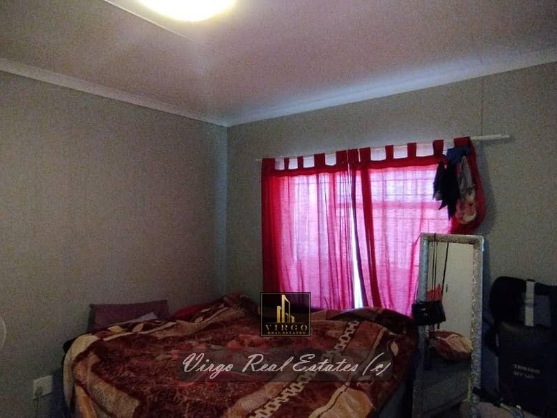 NEAT & WELL MAINTAINED 2 BEDROOM 1-LEVEL TOWNHOUSE FOR SALE IN OTJOMUISE: IANDA COURT - Photo 2
