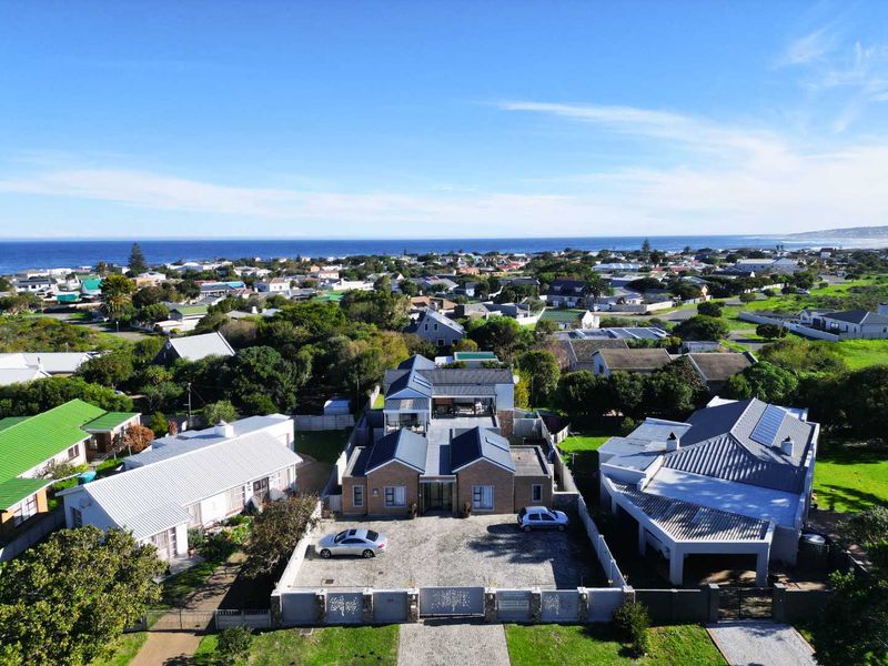 Where Ocean Air Meets Everyday Elegance - Photo 2