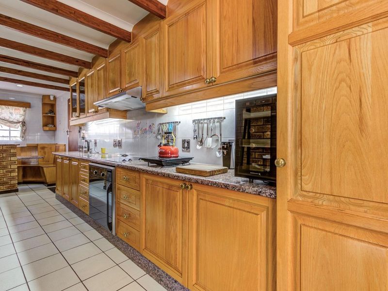 QUALITY 4/5 BEDROOMED HOME IN SECURE BOOMED AREA - Photo 10