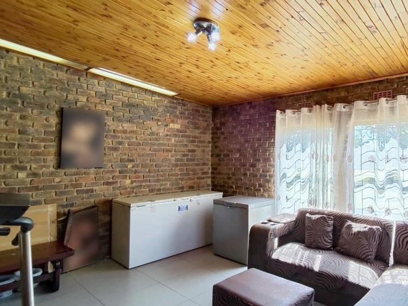 Entertainers delight with pool and flatlet - Photo 6