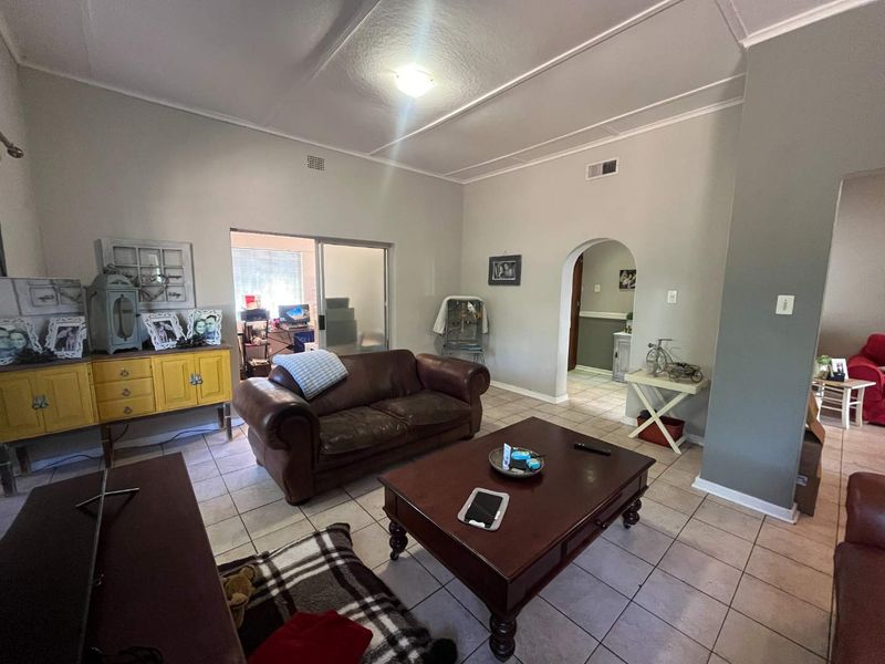 Spacious 4-Bedroom Family Home with 2 Flats in Prime Location - Photo 4