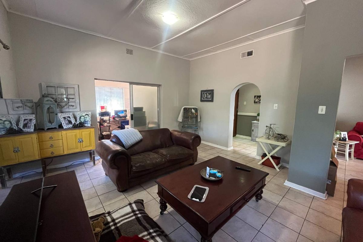 Spacious 4-Bedroom Family Home with 2 Flats in Prime Location - Photo 4