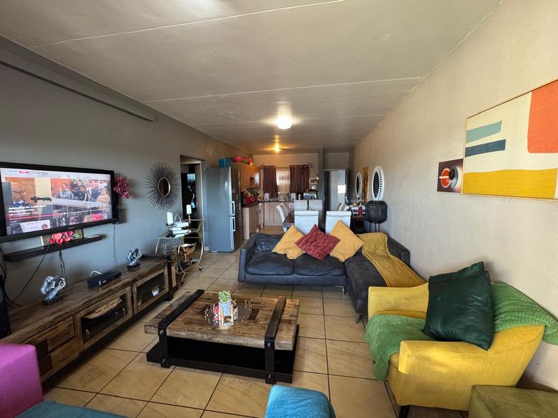 Contemporary Two-Bedroom Apartment in Prime Location - Photo 8