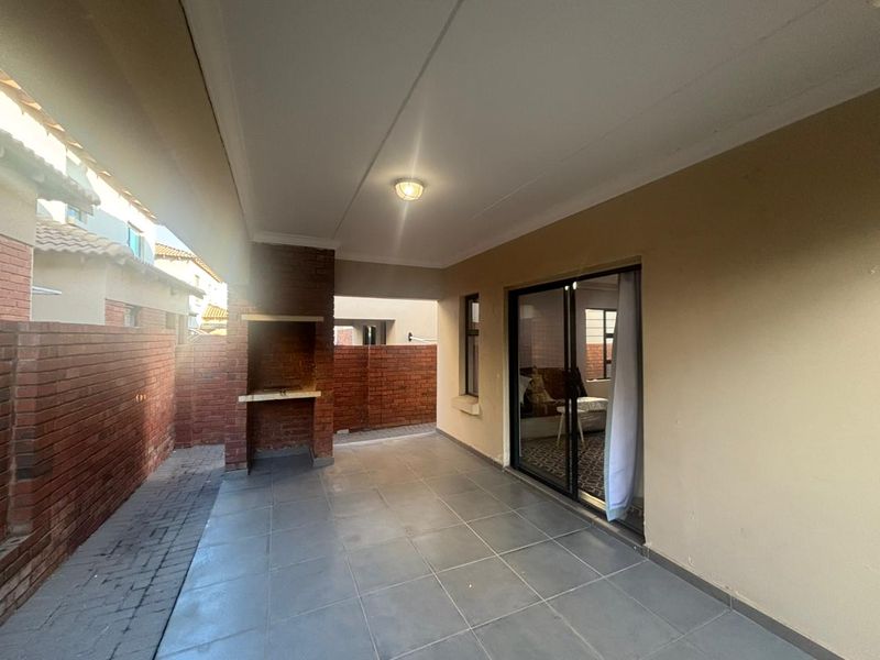 Stunning duplex unit in Olympus area. - Photo 6