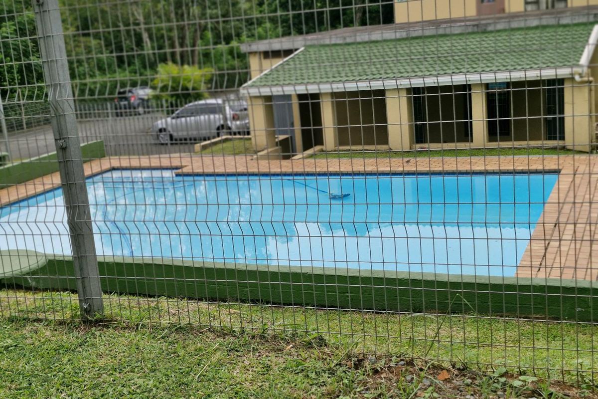 🏡 3-Bedroom First-Floor Apartment to Rent in Phoenix – Secure Complex with Pool - Photo 2