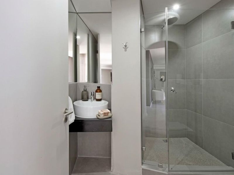 Full-Floor Beachfront Penthouse | 4 Bed | 4 Bath | Private Lift | Fully Furnished | Blouberg - Photo 6