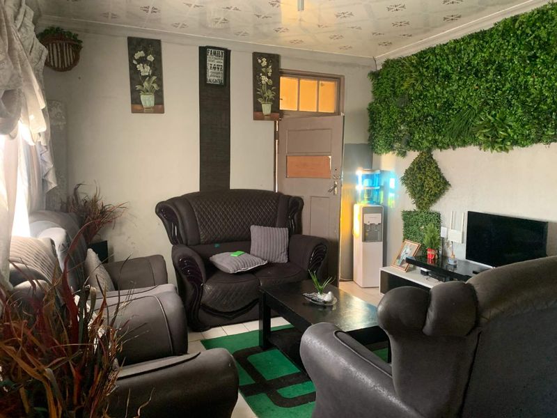 For Sale: Spacious 2-Bedroom Full Title Home – South Hills, Johannesburg - Photo 5