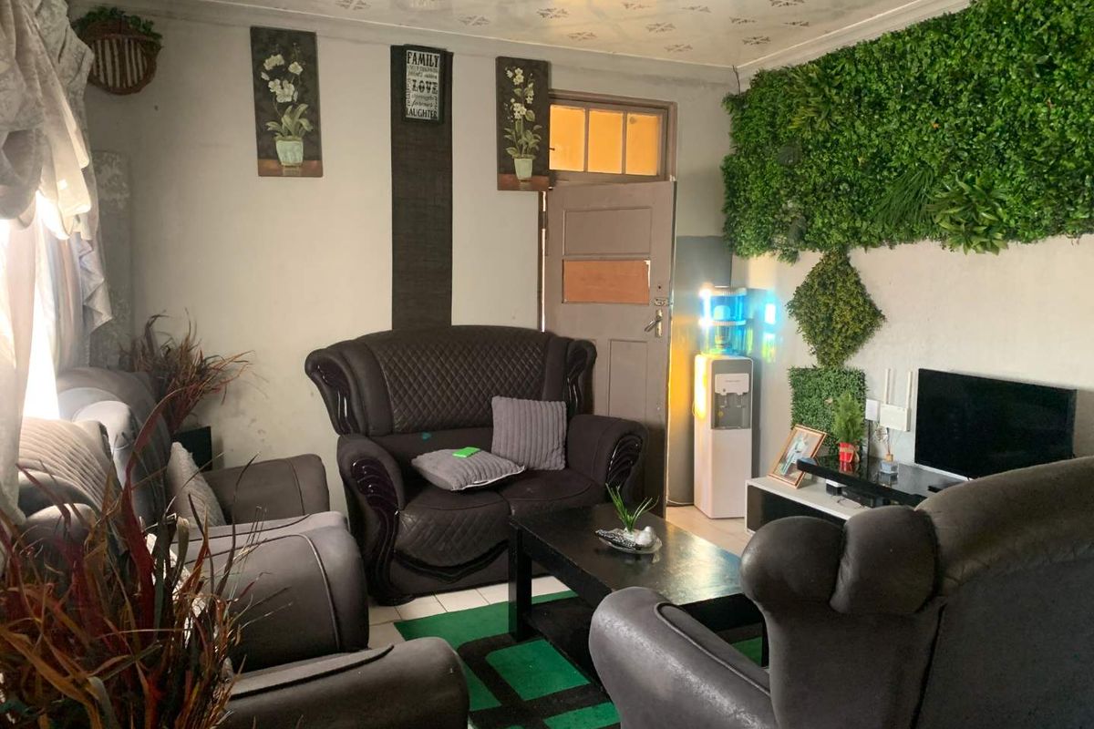 For Sale: Spacious 2-Bedroom Full Title Home – South Hills, Johannesburg - Photo 5