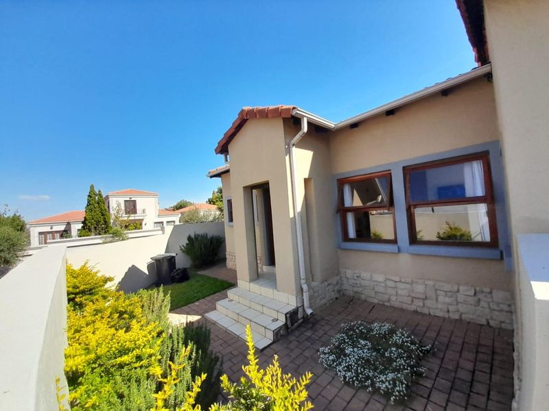 Elegant property nestled in Kyalami Terrace! - Photo 5