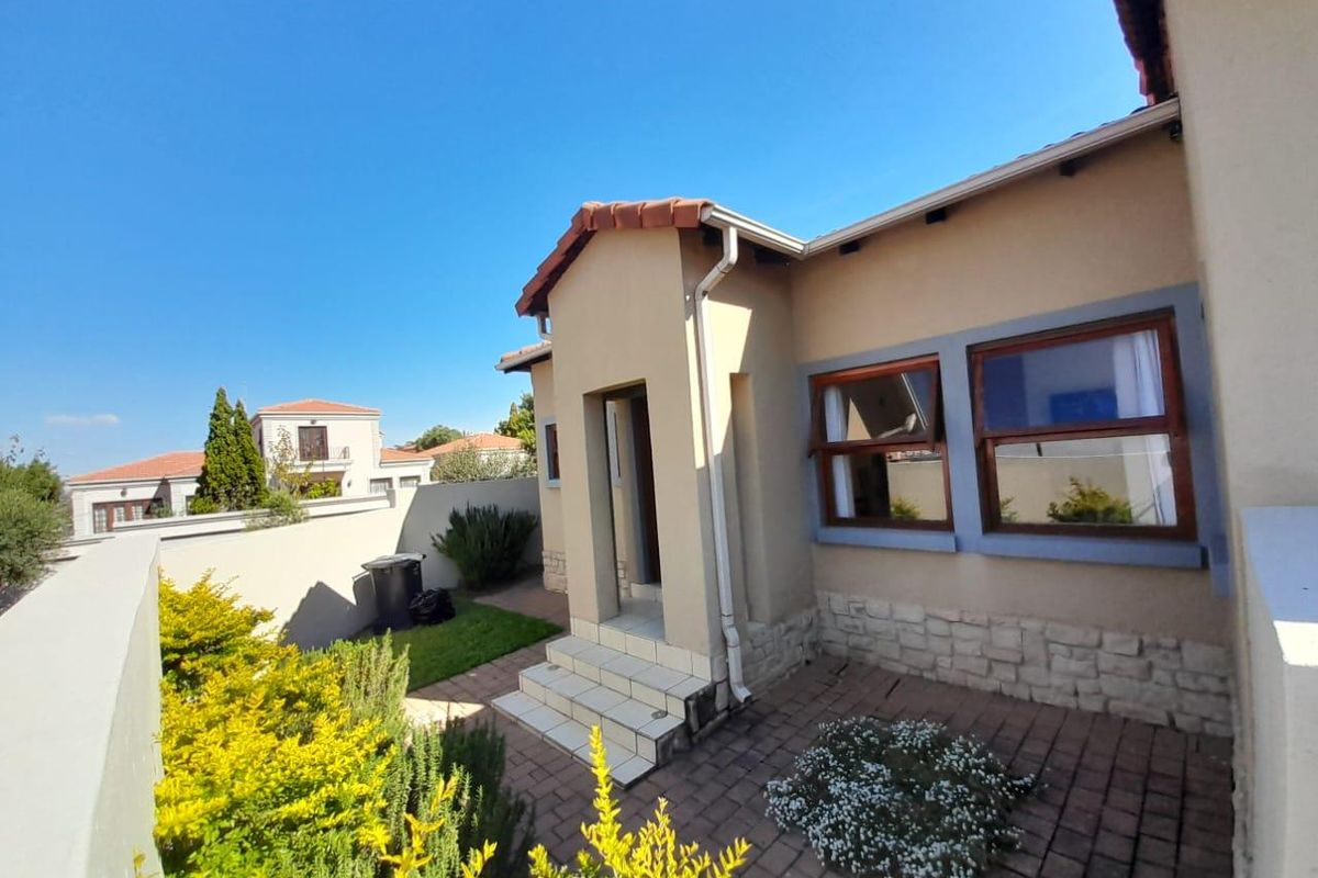 Elegant property nestled in Kyalami Terrace! - Photo 5