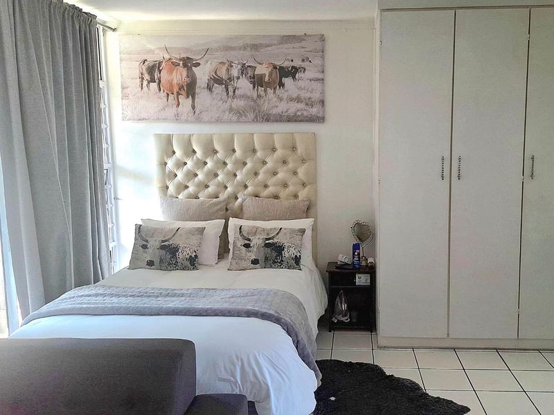 AIRBNB unrenovated 3rd floor bachelor apartment - Photo 6