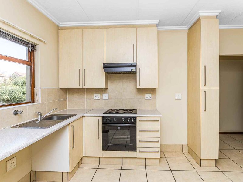 Charming 2 Bedroom Apartment in Secure Complex - Photo 5