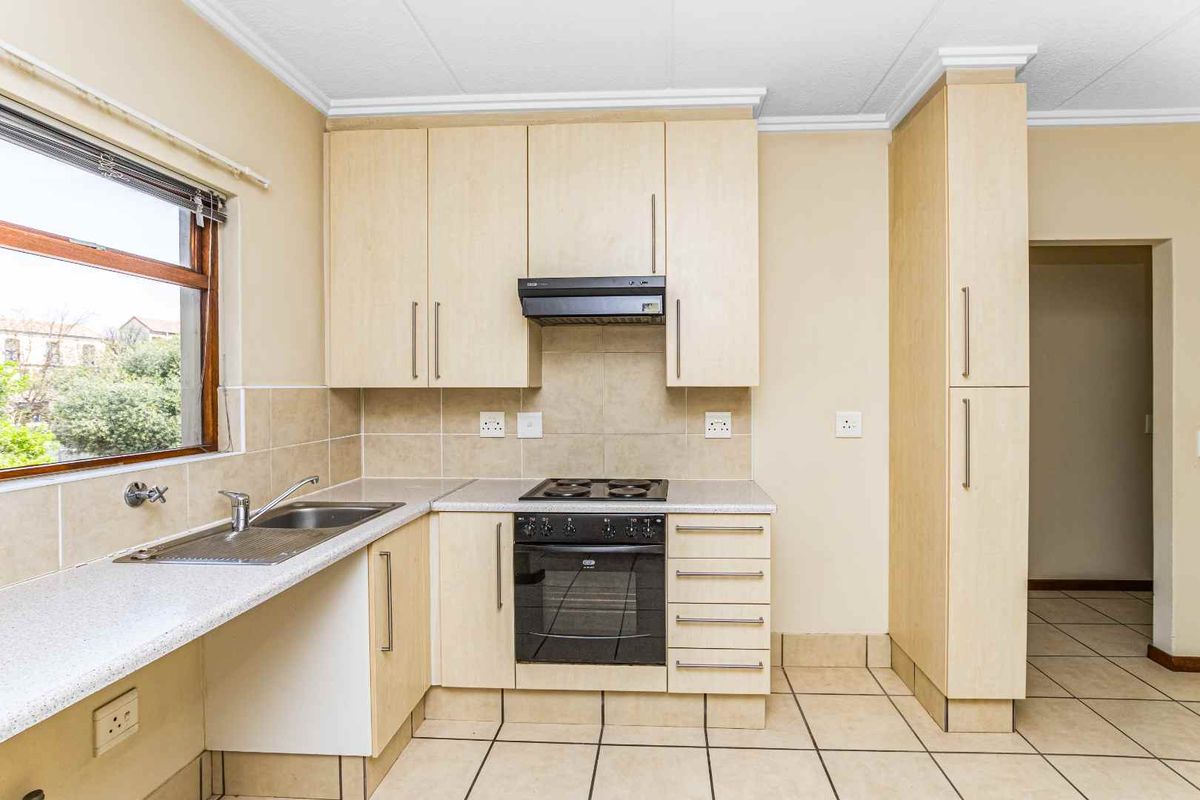 Charming 2 Bedroom Apartment in Secure Complex - Photo 5