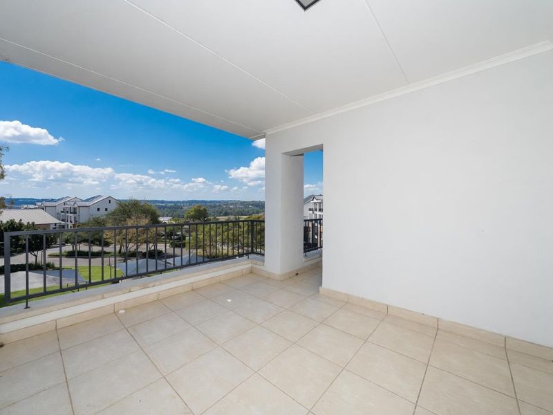 STUNNING LARGER 2 BEDROOM APARTMENT WITH UNINTERRUPTED VIEWS FOR SALE!!! - Photo 2