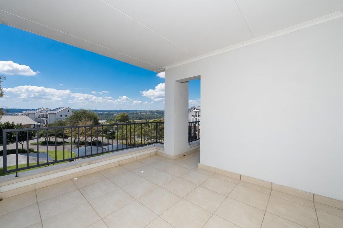 STUNNING LARGER 2 BEDROOM APARTMENT WITH UNINTERRUPTED VIEWS FOR SALE!!! - Photo 2