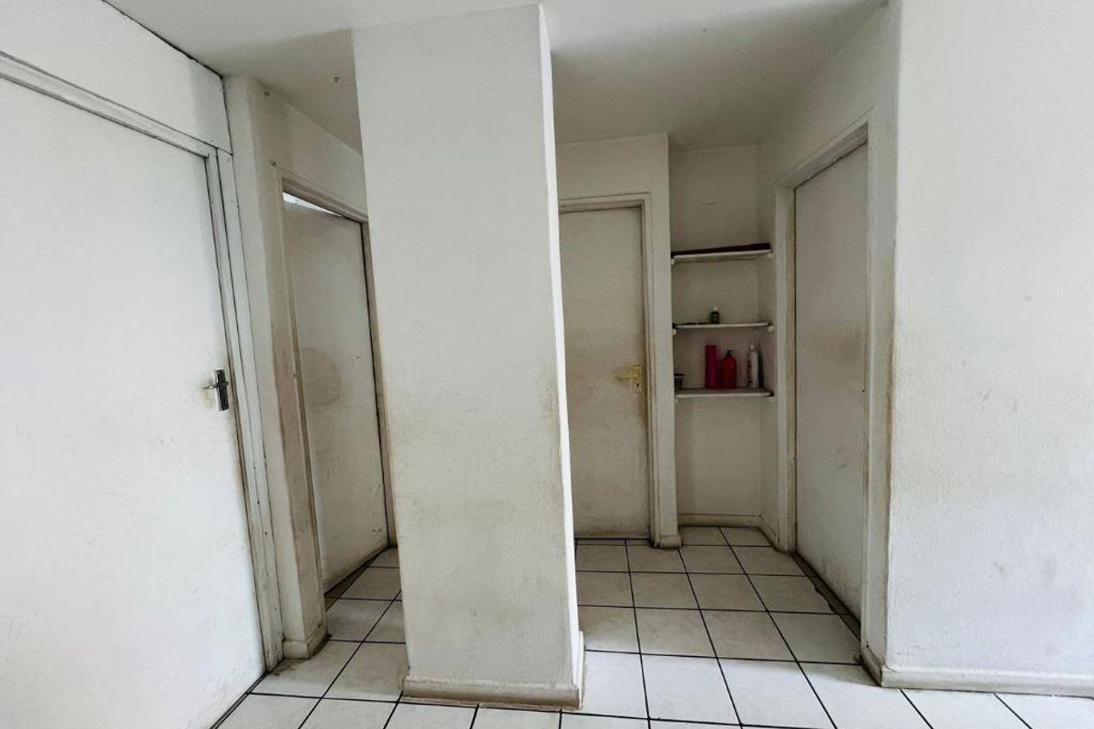 Your great investment in South Beach! Well-maintained building with good management  - Close to amenities, including shops, restaurants, and public transport - Photo 2