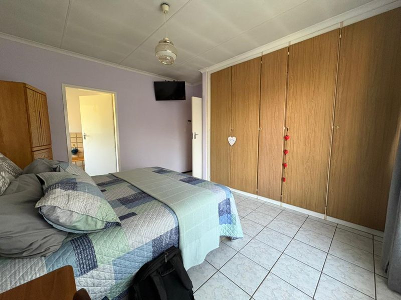 4 Bedroom Family Home with Large Flatlet in Secure Enclosed Area - Photo 4