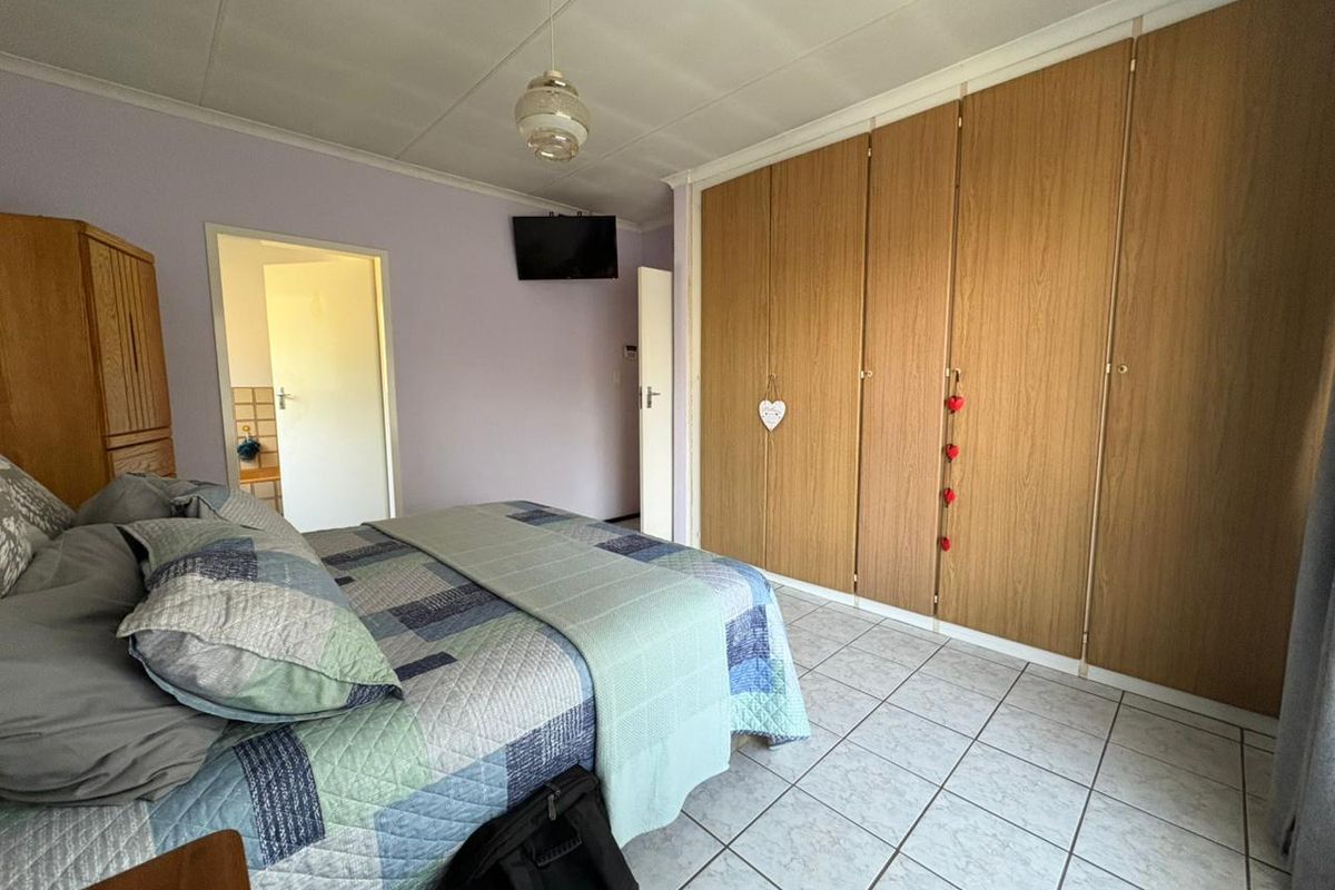 4 Bedroom Family Home with Large Flatlet in Secure Enclosed Area - Photo 4
