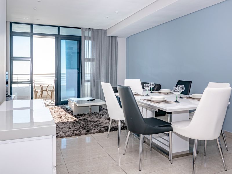 Elegant, easy living with breathtaking view - Photo 3