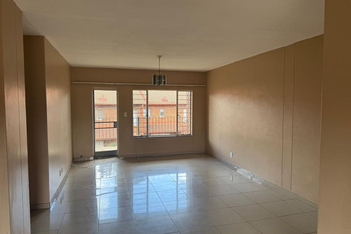 **Spacious 3 Bedroom Apartment for Rent** - Photo 3
