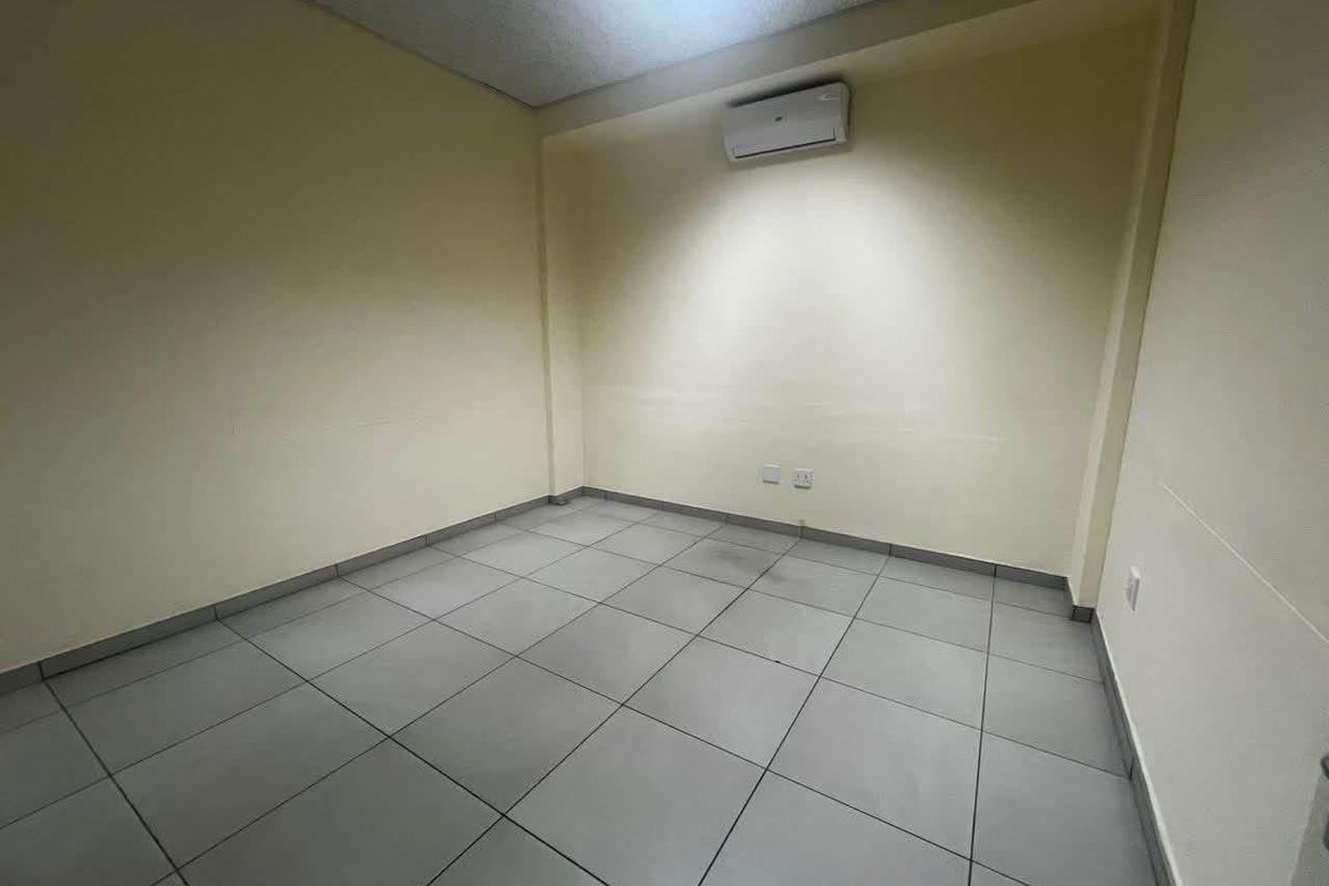 Prime business property to let, Southern industrial - Photo 2