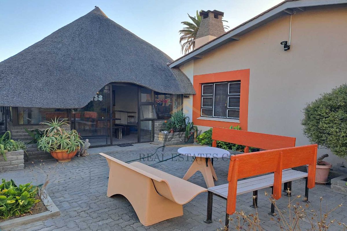 3 bedr Family home with beautiful garden for sale in Walvis Bay selling for N$2 430 000.00 - Photo 2