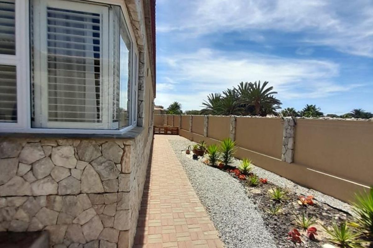 ROSSMUND GOLF ESTATE: FAMILY HOME LIKE YOU WISHED FOR!! - Photo 4
