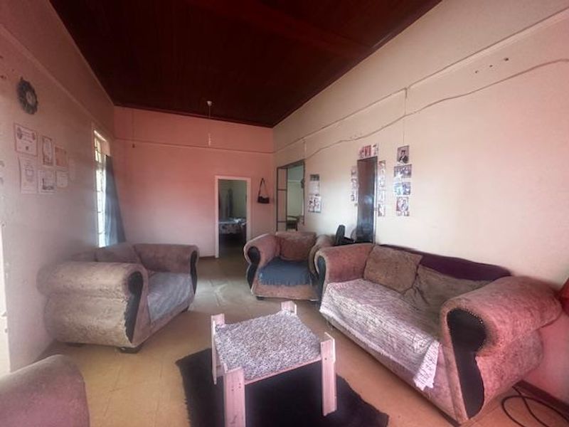 3-Bedroom Family Home with Bachelor’s Flat in Trompsburg - Photo 2